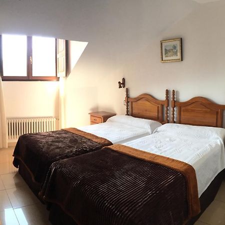 Hotel Trespalacios Панес Екстериор снимка