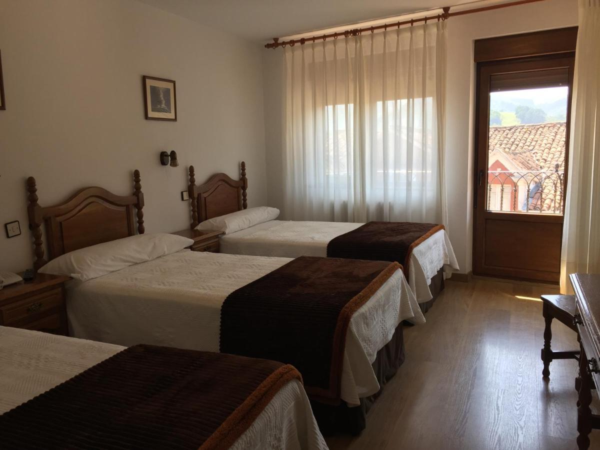 Hotel Trespalacios Панес Екстериор снимка