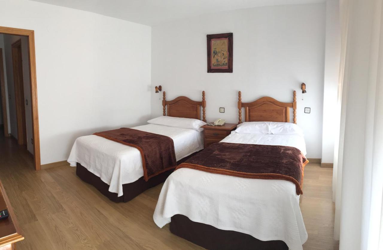 Hotel Trespalacios Панес Екстериор снимка