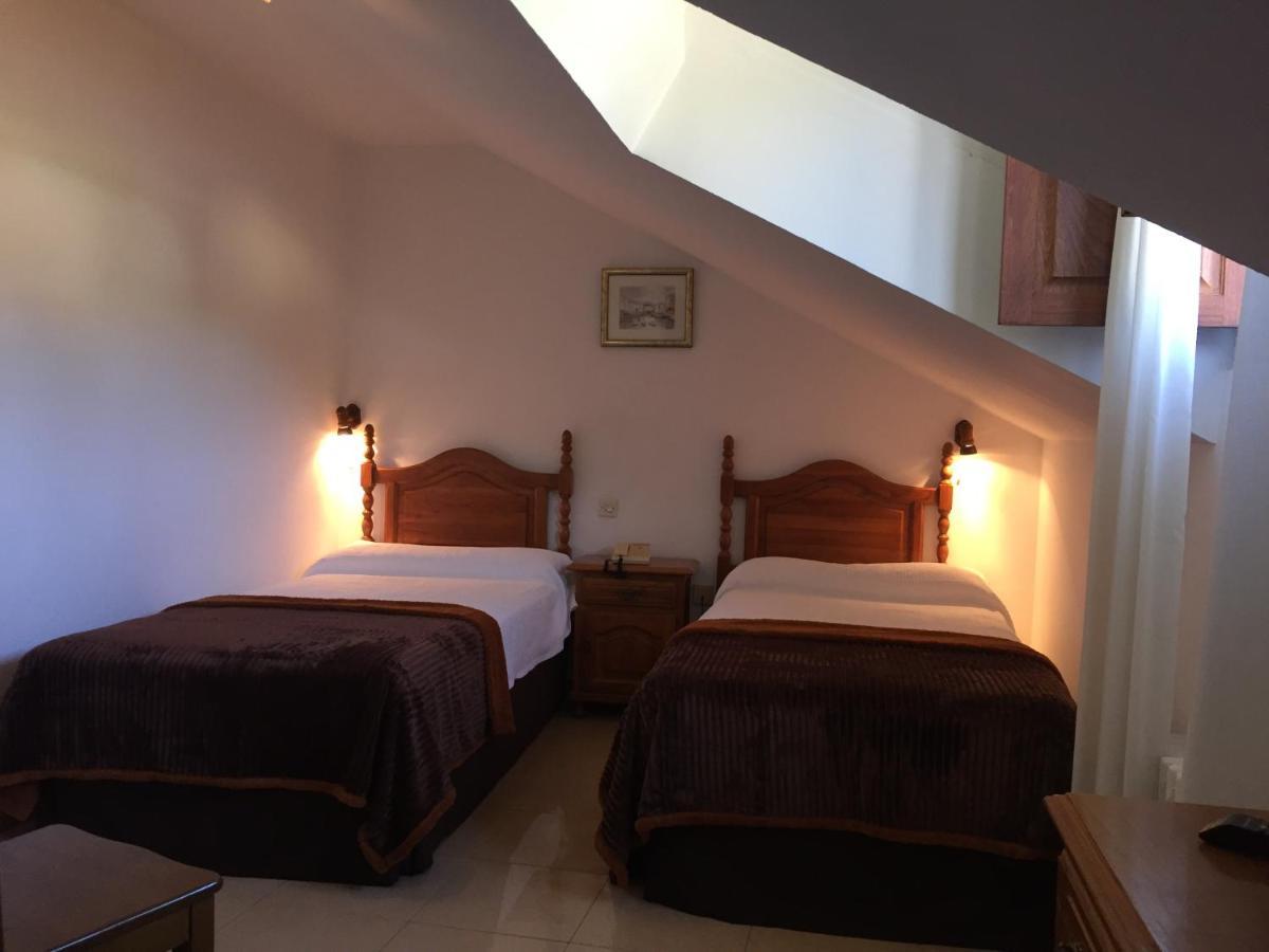 Hotel Trespalacios Панес Екстериор снимка