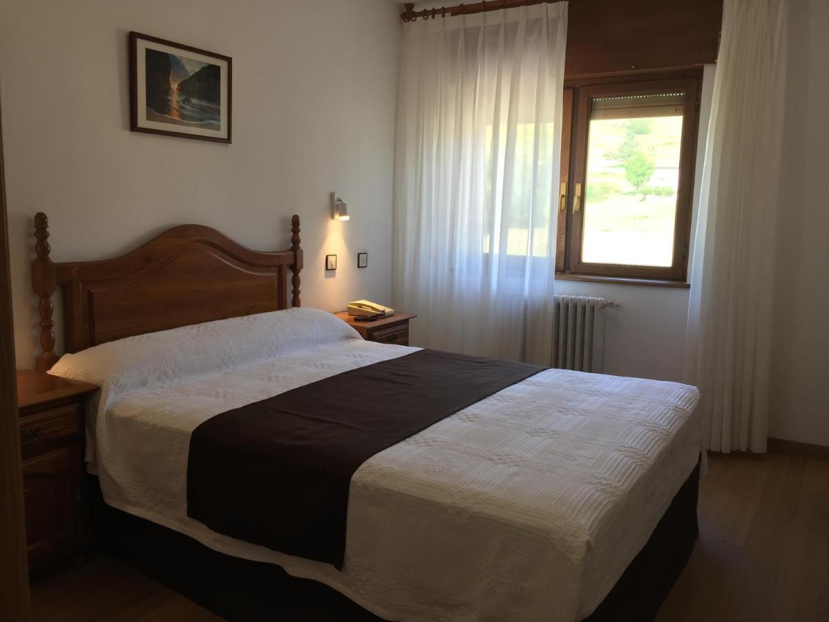 Hotel Trespalacios Панес Екстериор снимка
