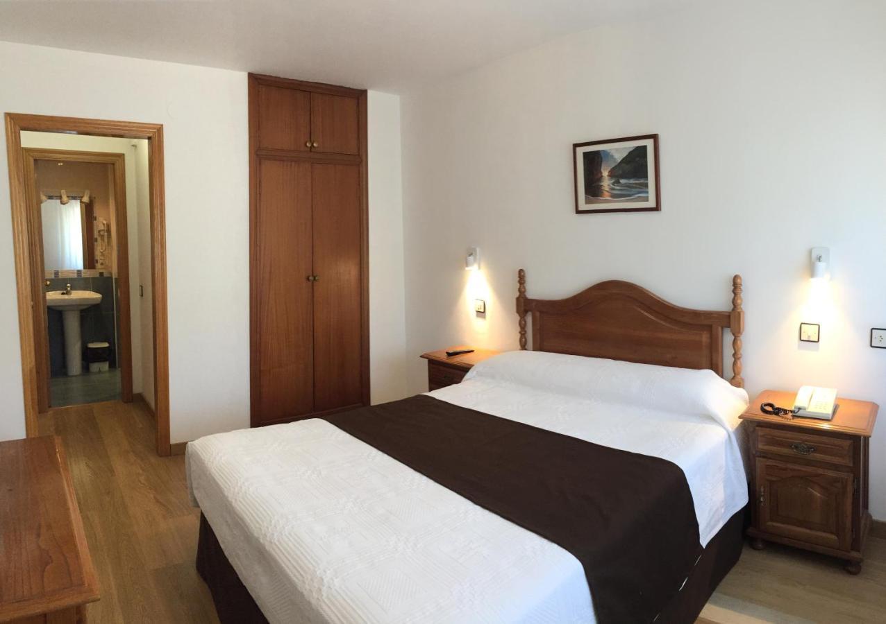 Hotel Trespalacios Панес Екстериор снимка