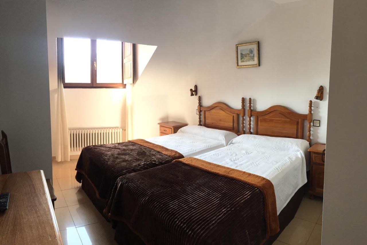 Hotel Trespalacios Панес Екстериор снимка
