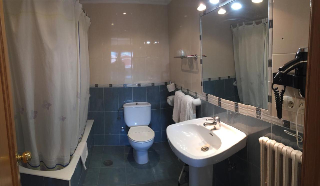 Hotel Trespalacios Панес Екстериор снимка