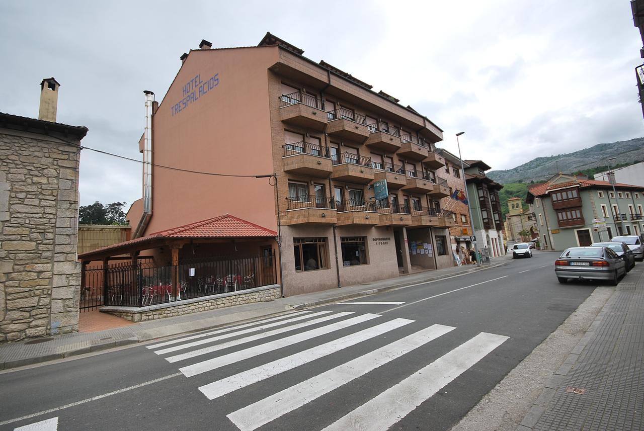 Hotel Trespalacios Панес Екстериор снимка